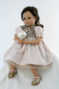 Puppe Elena sitzend 33353265 53 cm von Sybille Sauer braune Haare, festliches Kleid rose/rotgold 